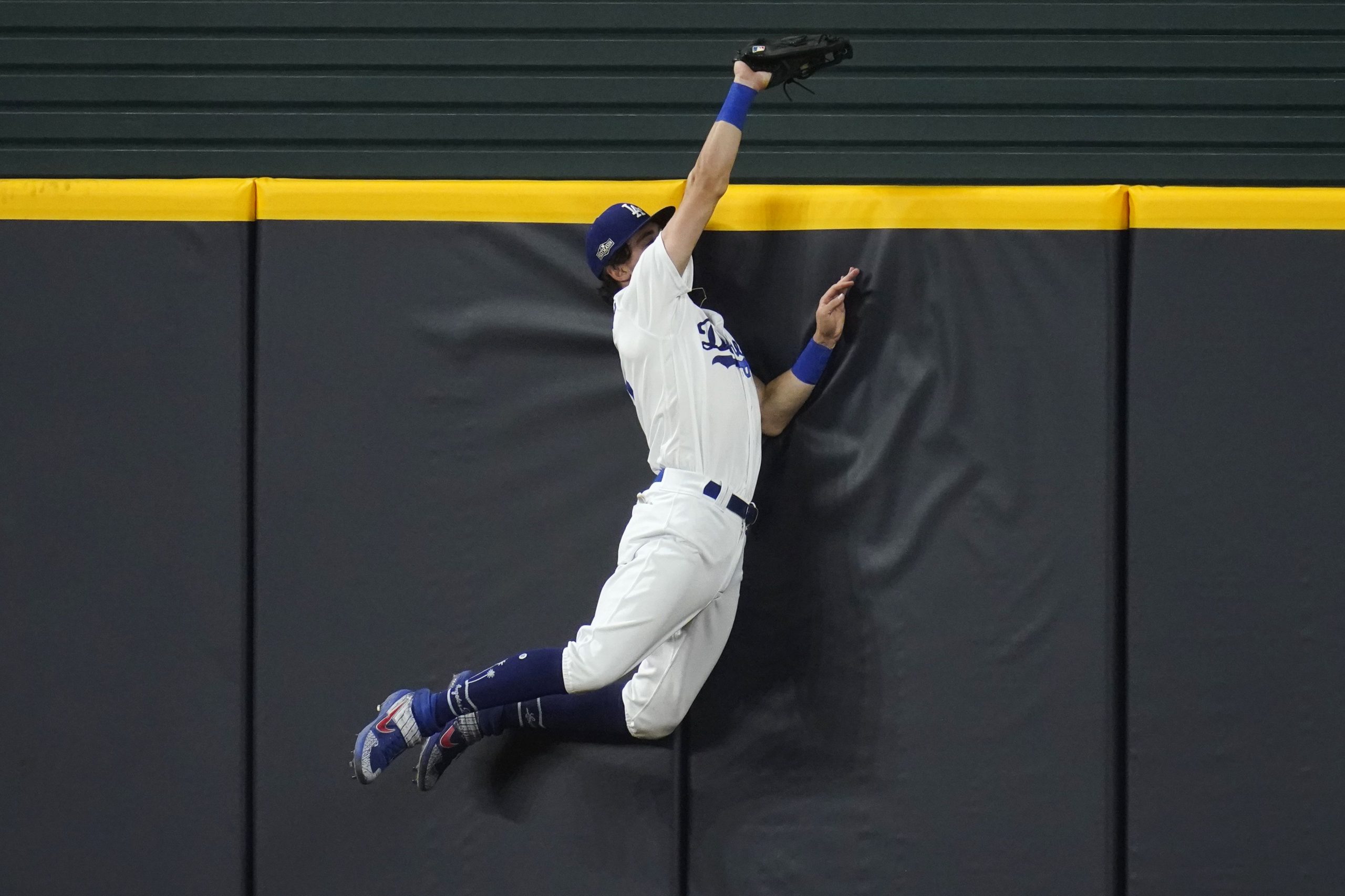Cody Bellinger Has A Great Catch For The Dodgers Sports Task